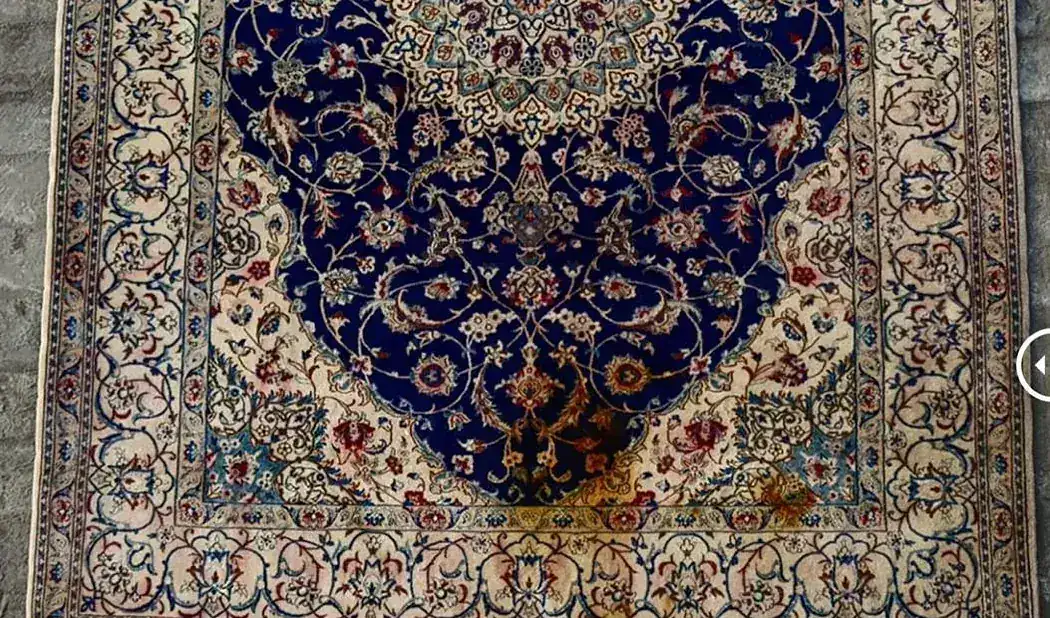 Le même tapis Nain avant nettoyage : large tache brune, ivoire jauni et couleurs ternies