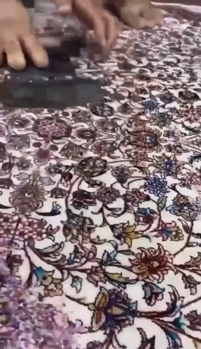 Essorage d'un tapis après le bain — vidéo de l'atelier Atelier Royale