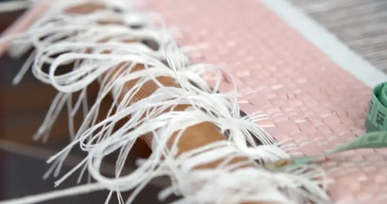 Macro de franges de coton neuves nouées sur la tête d'un tapis