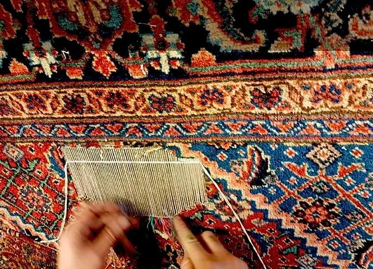 Réparation des franges d'un tapis d'Orient à l'aide d'un peigne d'atelier