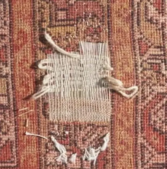 Trame de coton reconstruite et tendue sur la zone manquante d'un tapis d'Orient